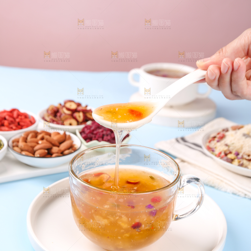勺子里的红枣坚果银耳羹
