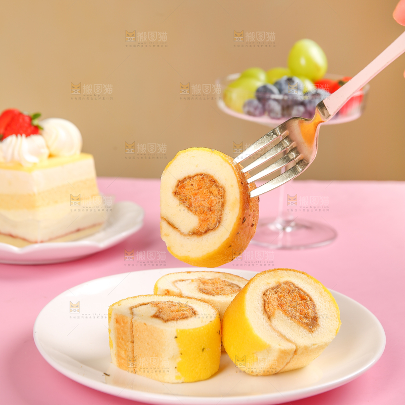 叉子插着肉松蛋糕卷