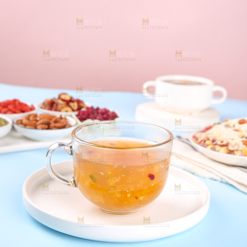 杯子里泡好的银耳羹