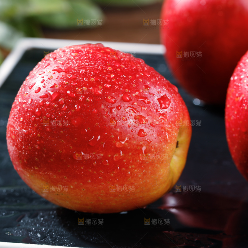 黑底上放着单烁苹果