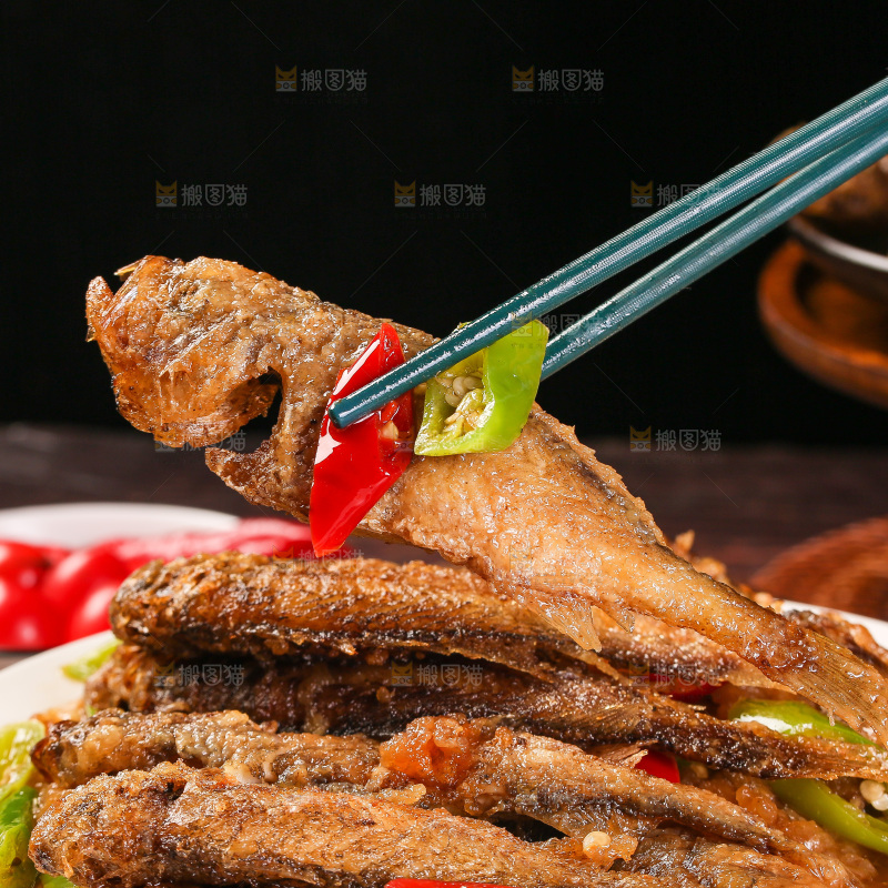 筷子上夹着香酥煎鱼