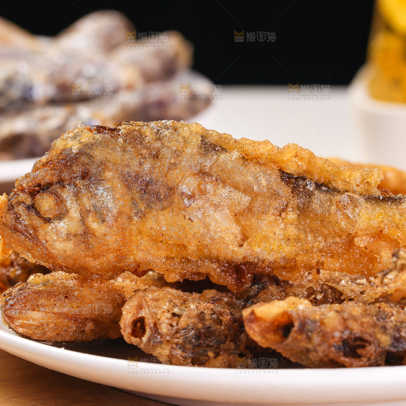 盘子里的香酥小鱼