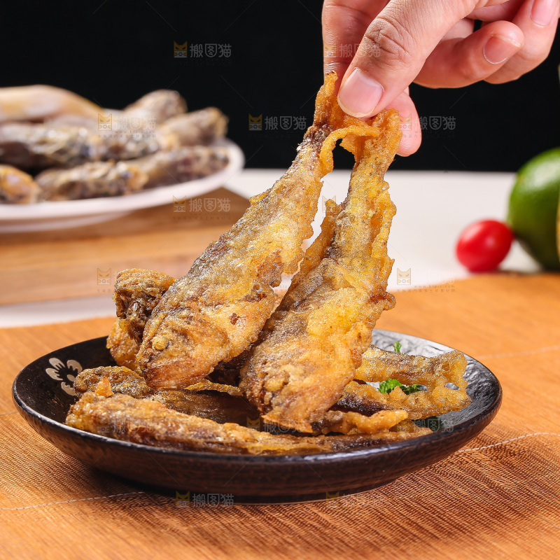 手里拿着香炸小鱼
