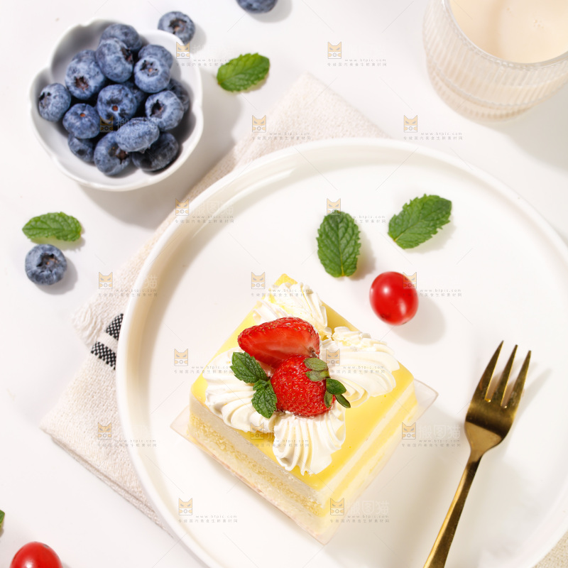盘子里放着草莓蛋糕