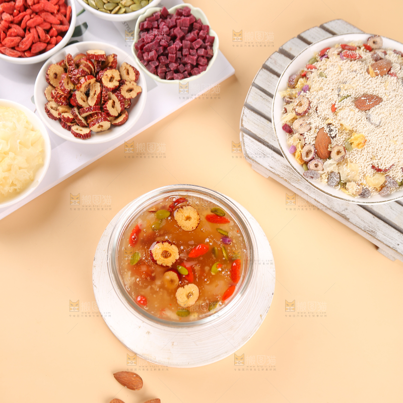 深底上放着银耳羹食材