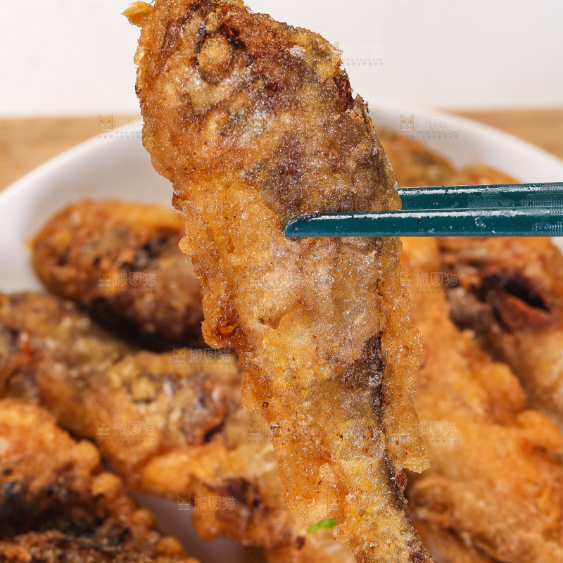 筷子夹着香酥炸鱼
