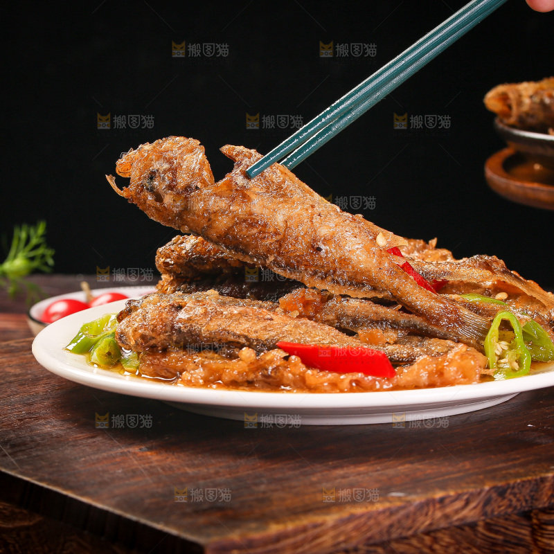 筷子上夹着香酥煎鱼