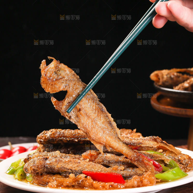 筷子上夹着香酥煎鱼