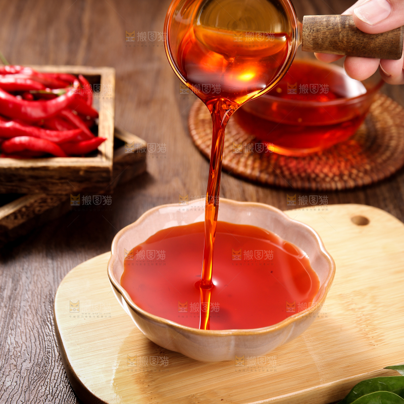 手里倒着辣椒油