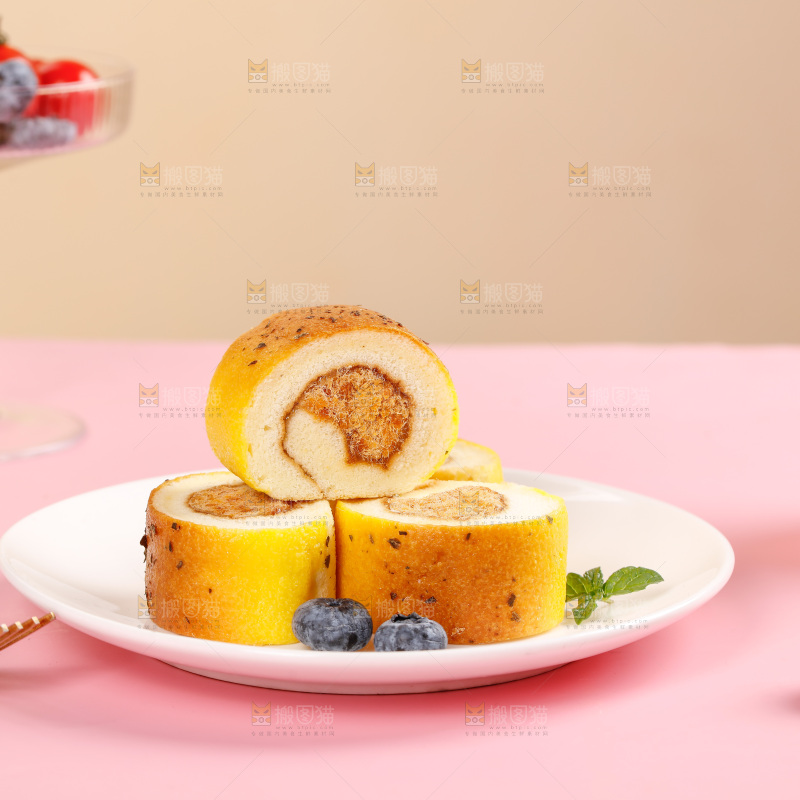 盘子里的肉松蛋糕卷