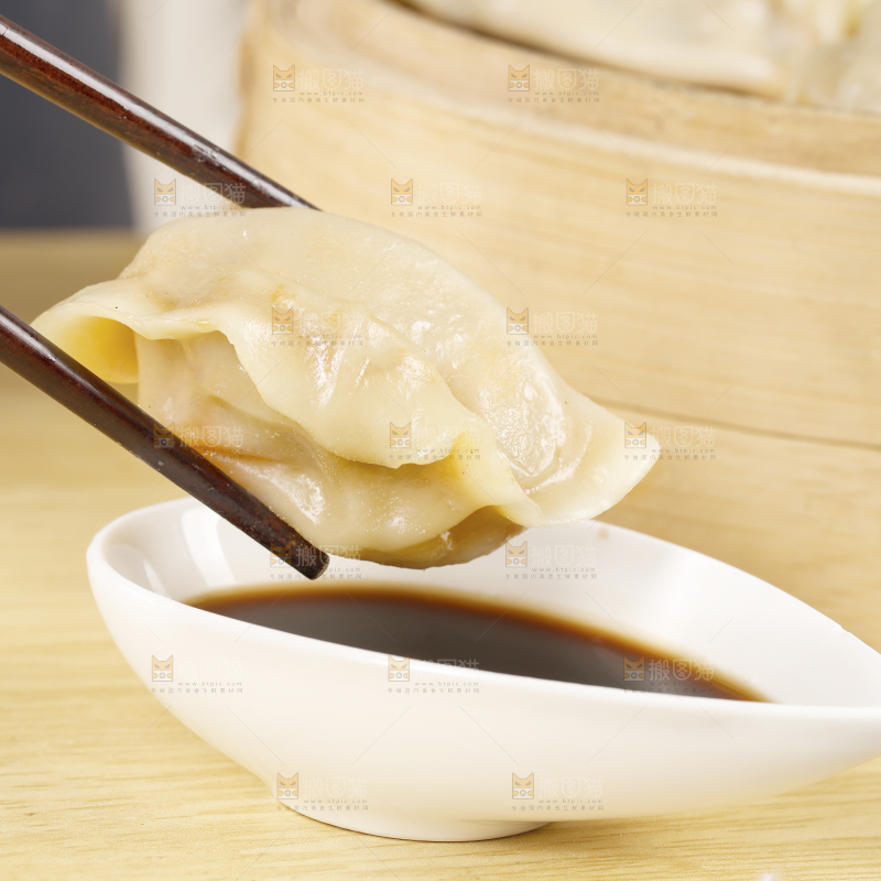 蘸着酱汁的手工饺子