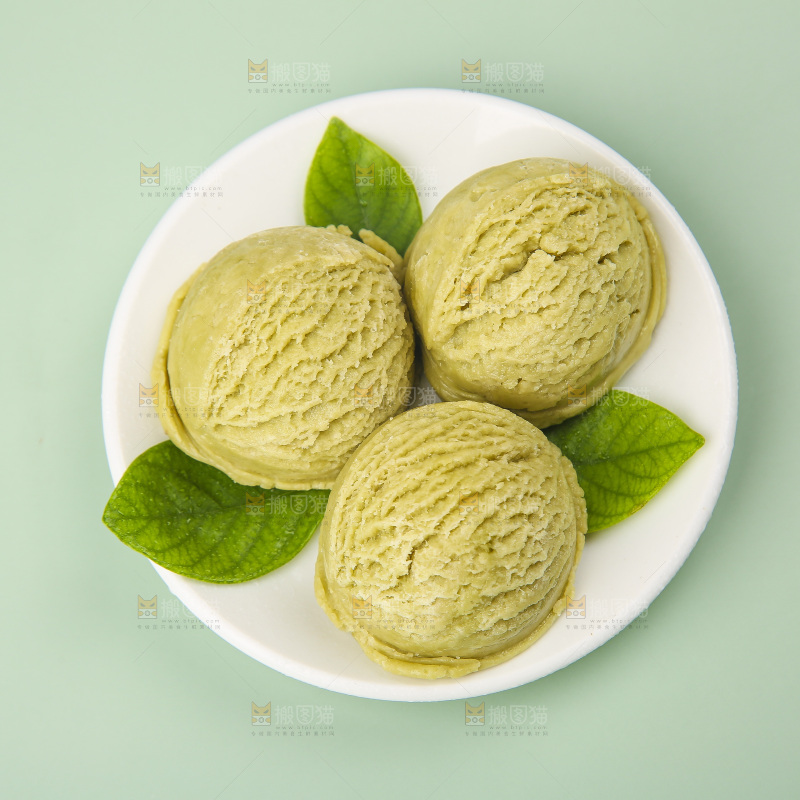 碟子里的冰激凌球