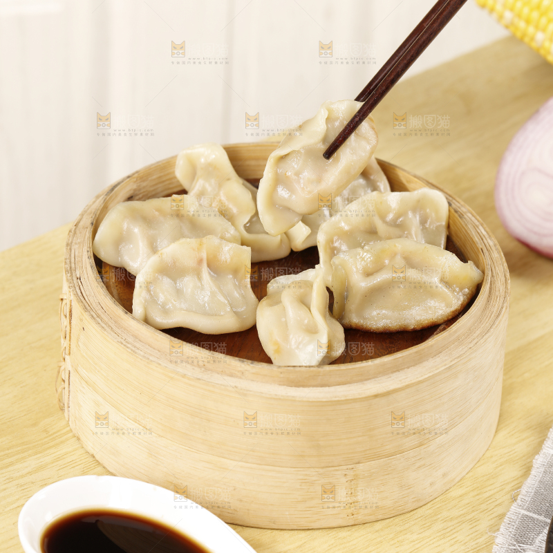 筷子夹着手工饺子