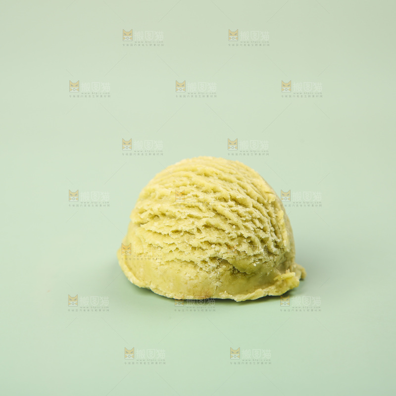 浅底上的奶油冰淇淋