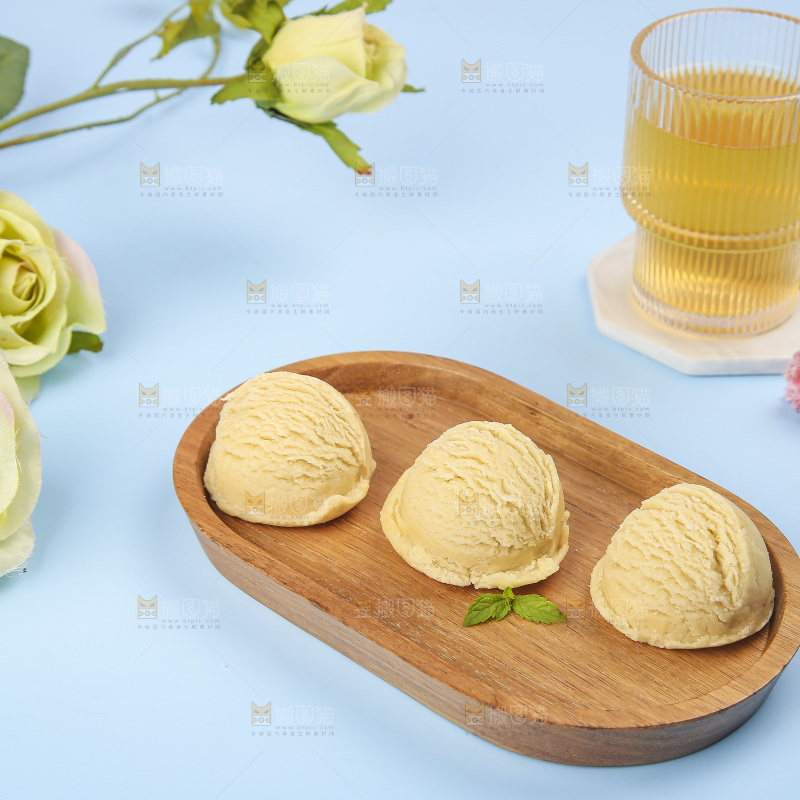 木盘里的冰淇淋球