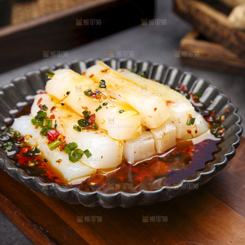 木底上的一碗凉拌凉粉