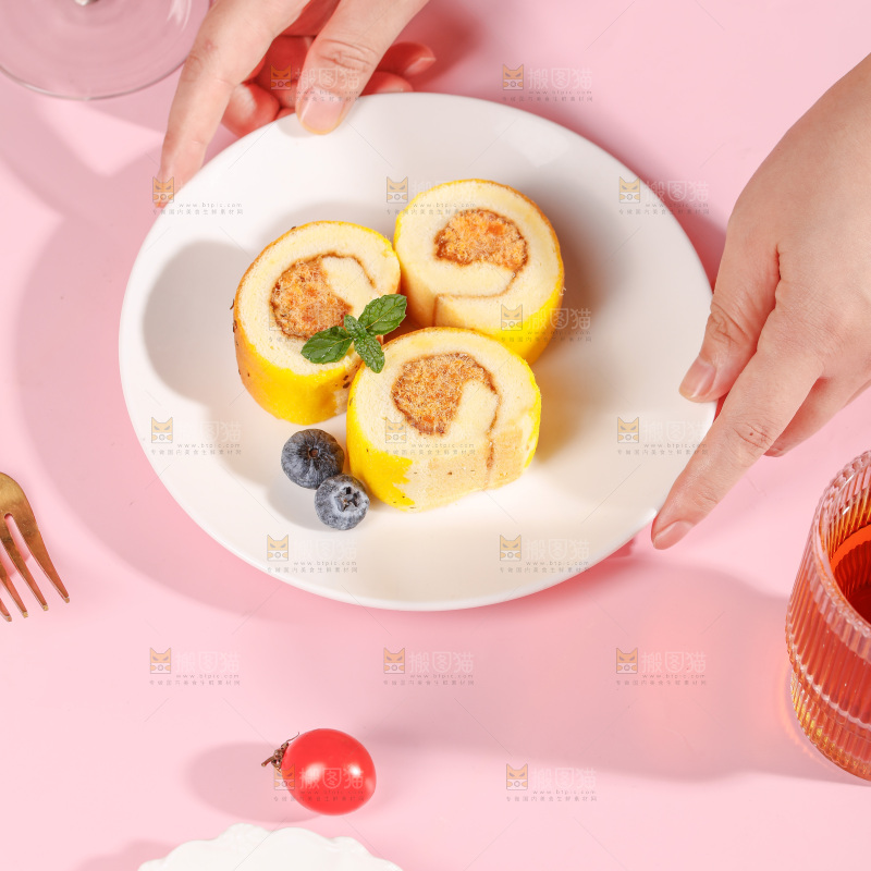 盘子里的肉松蛋糕卷