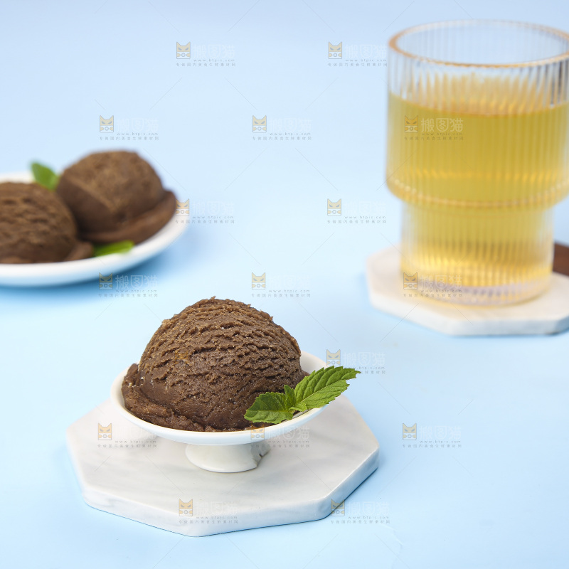 浅底上的冰淇淋球