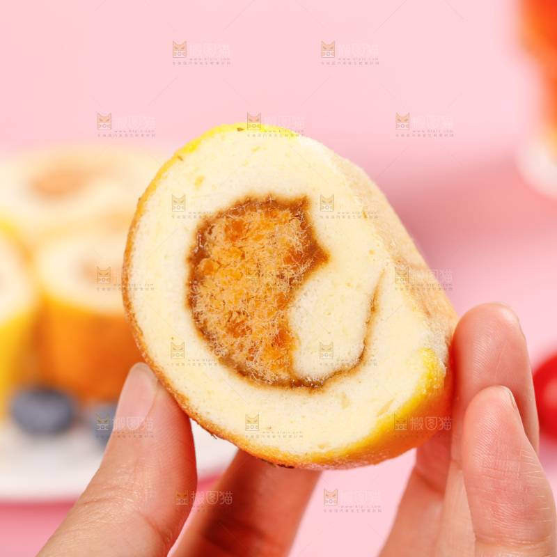 手里拿着夹心肉松卷