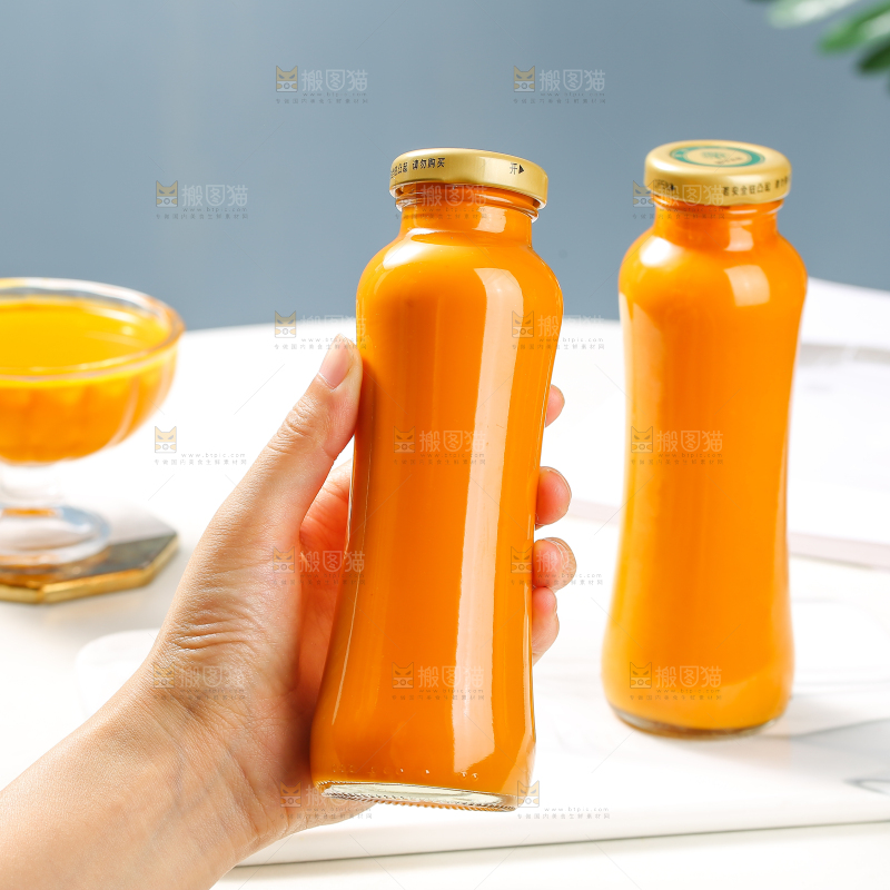 手里拿着沙棘果汁