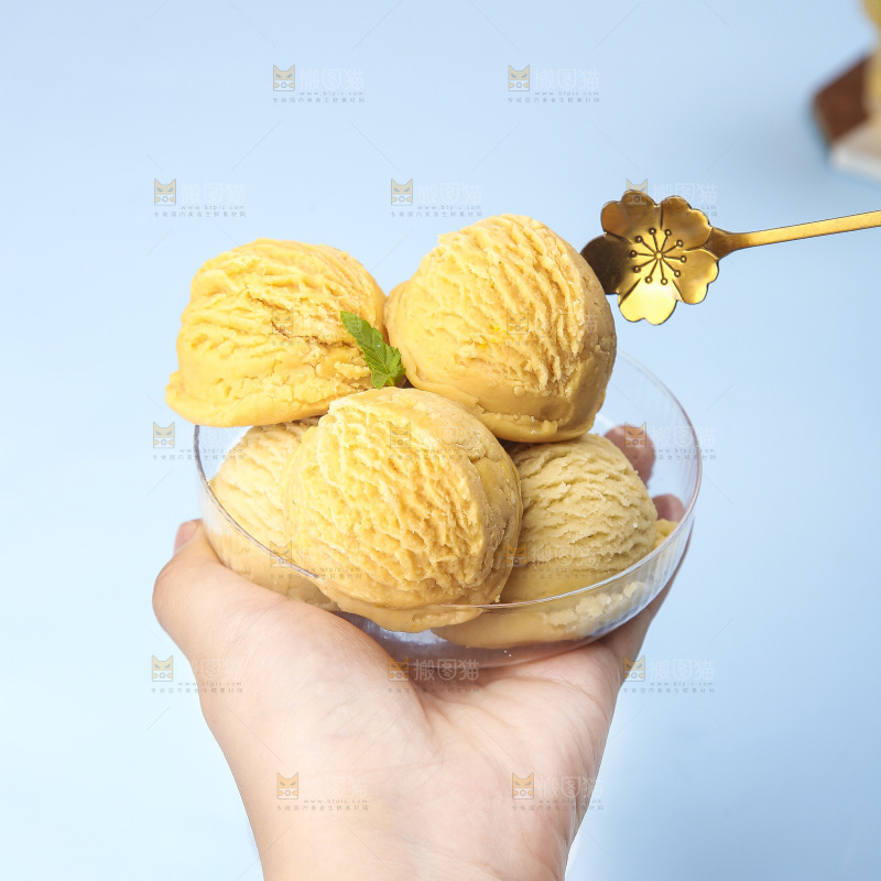 手里端着一杯冰激凌