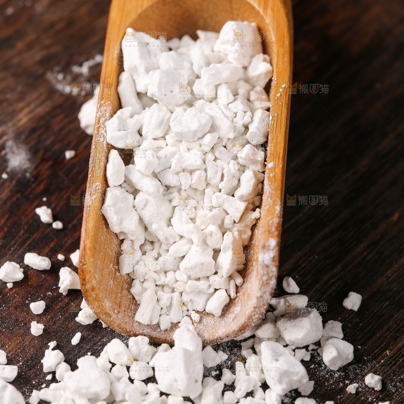 勺子上的手工红薯淀粉