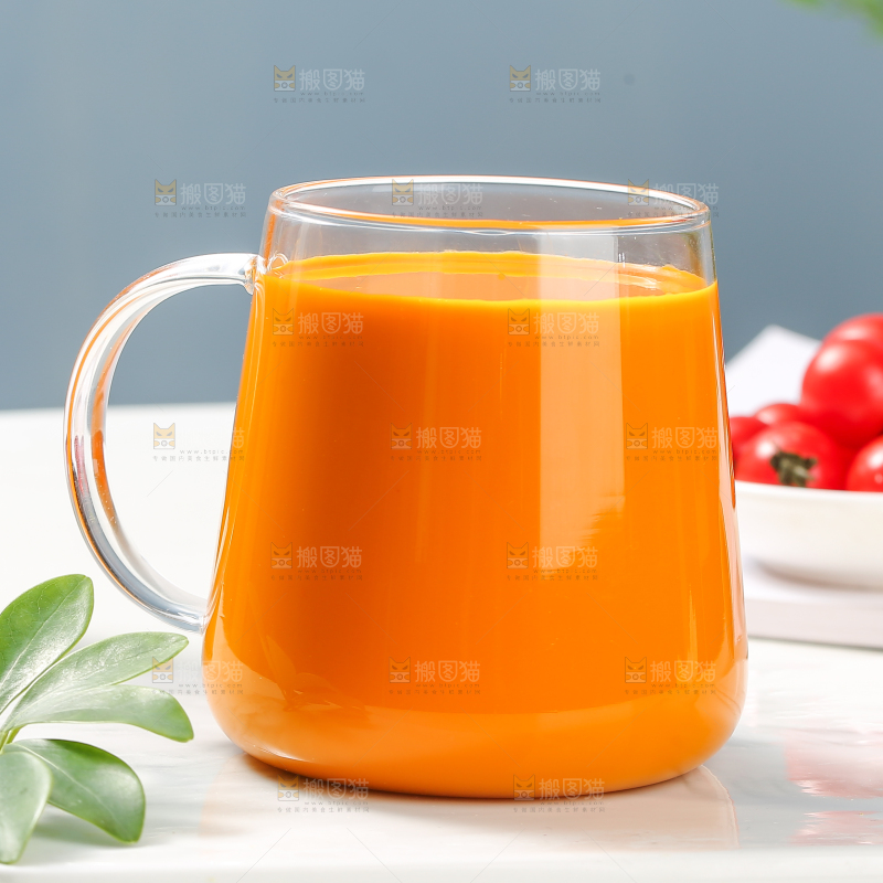 白底上的一杯沙棘汁