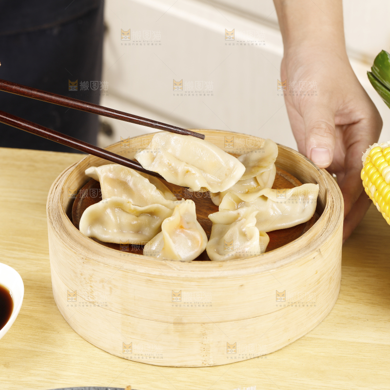 筷子夹着手工蒸饺