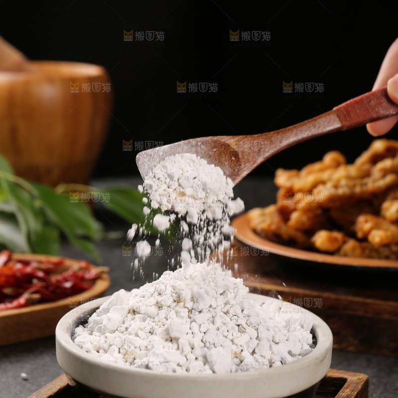 勺子上的红薯淀粉