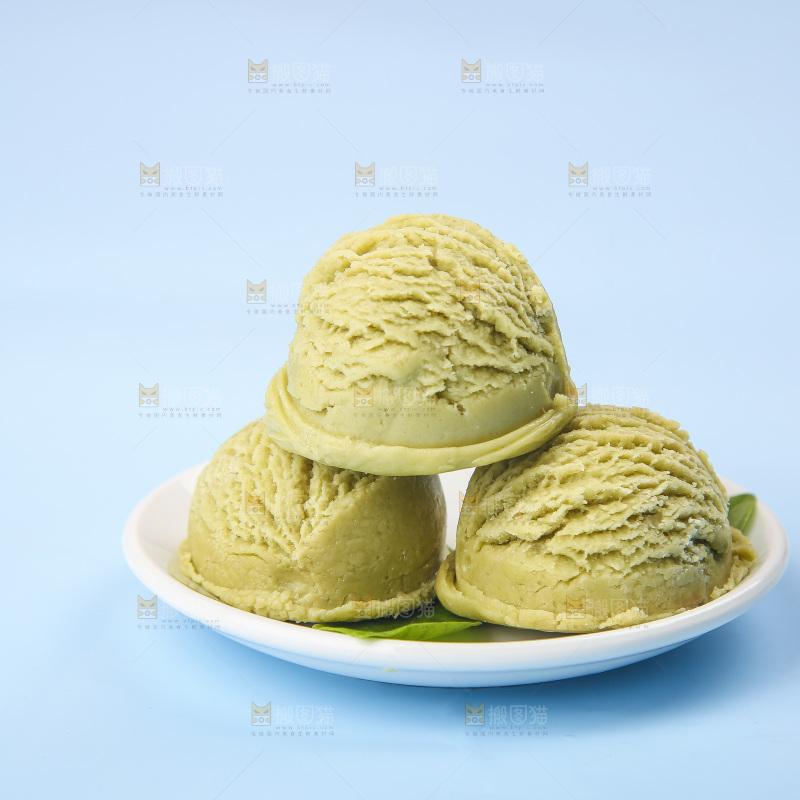 盘子里的抹茶冰淇淋