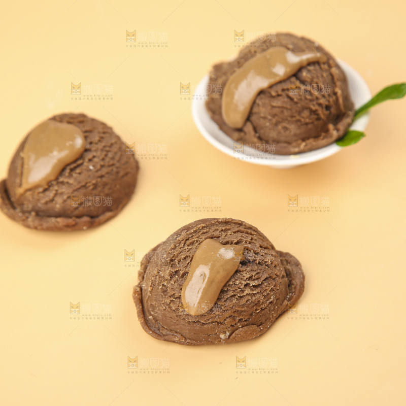 浅底上的巧克力冰激凌