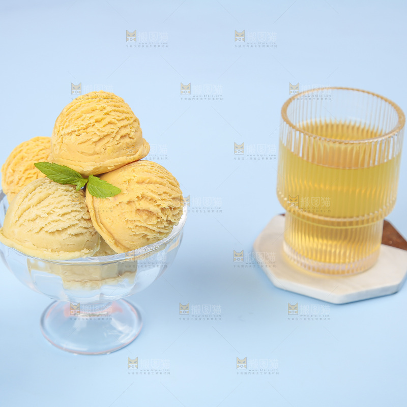 玻璃碗里的奶油冰淇淋