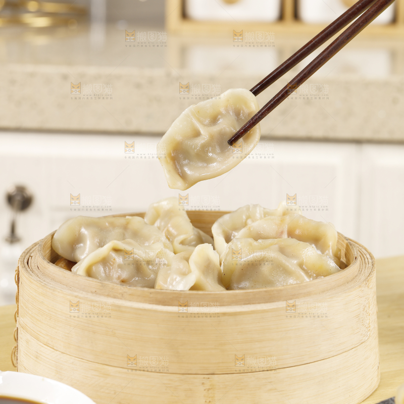 筷子夹着手工饺子