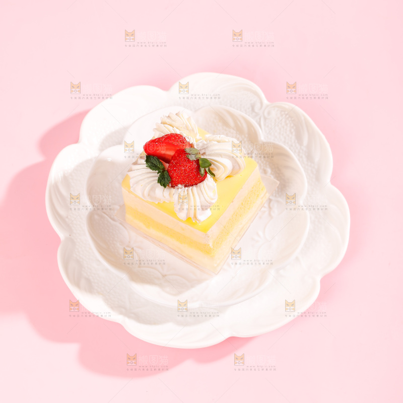 盘子里放着草莓蛋糕