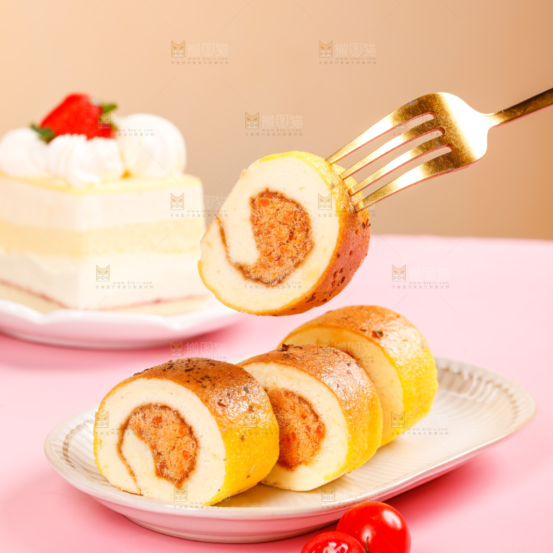 叉子插着肉松蛋糕卷
