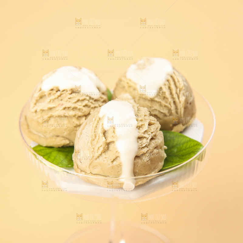 玻璃杯里的冰激凌球