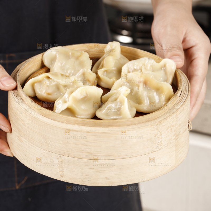 手端着一笼蒸饺
