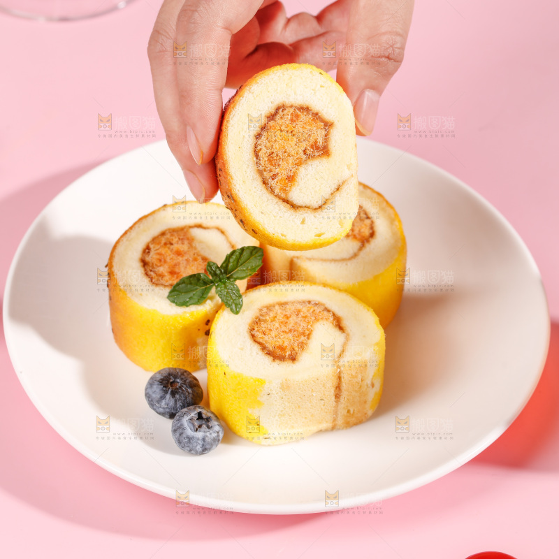 手里拿着夹心肉松卷