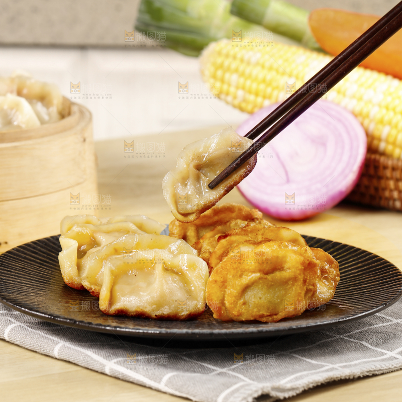 筷子夹着手工煎饺
