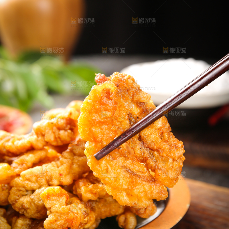 筷子上夹着油炸酥肉