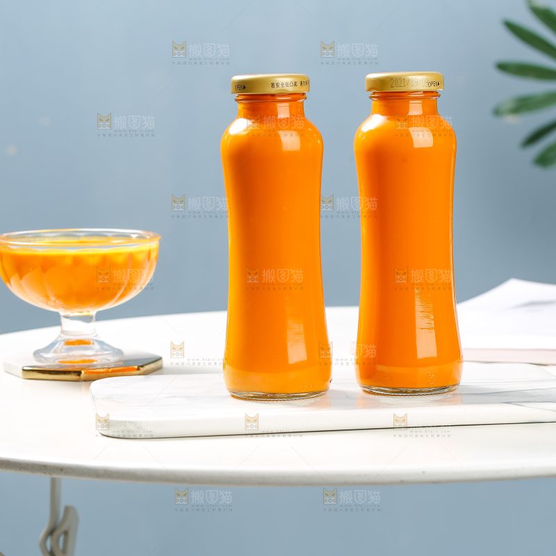 桌子上放着瓶装的沙棘果汁