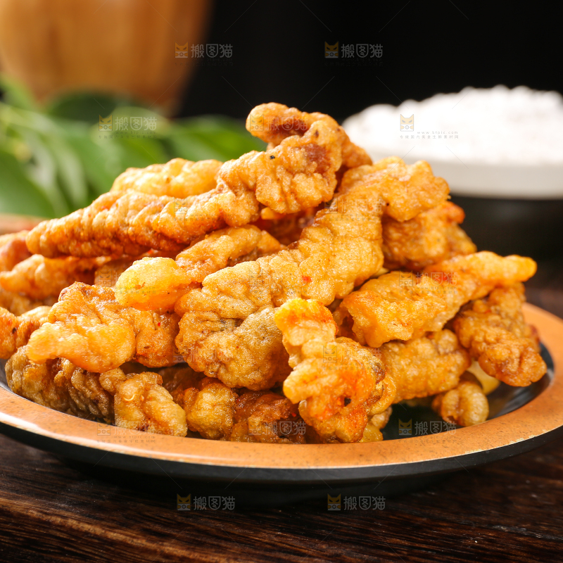 木底上放着一盘小酥肉