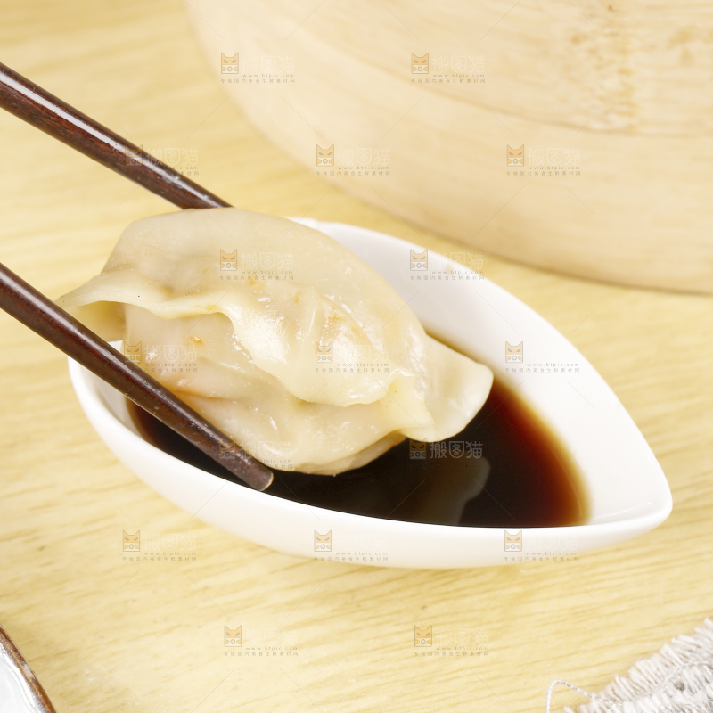 蘸着酱汁的手工饺子