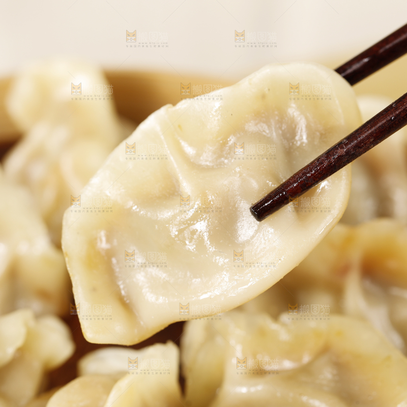 筷子夹着手工饺子