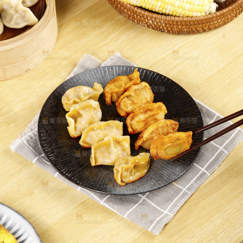 木底上放着一盘煎饺