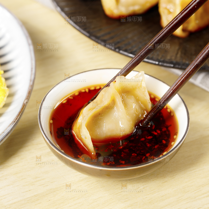 蘸着酱汁的手工饺子