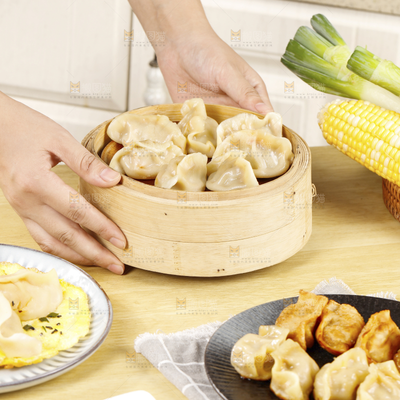 桌子上摆放着手工饺子
