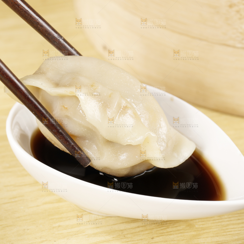 蘸着酱汁的手工饺子