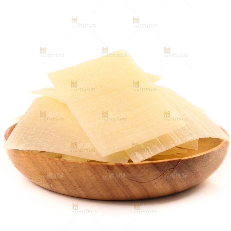 白底上的一盘东北冷面皮