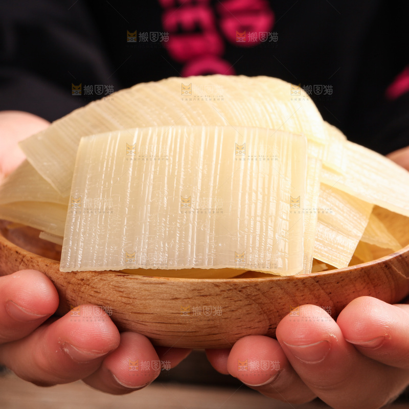 手上放着一盘冷面皮